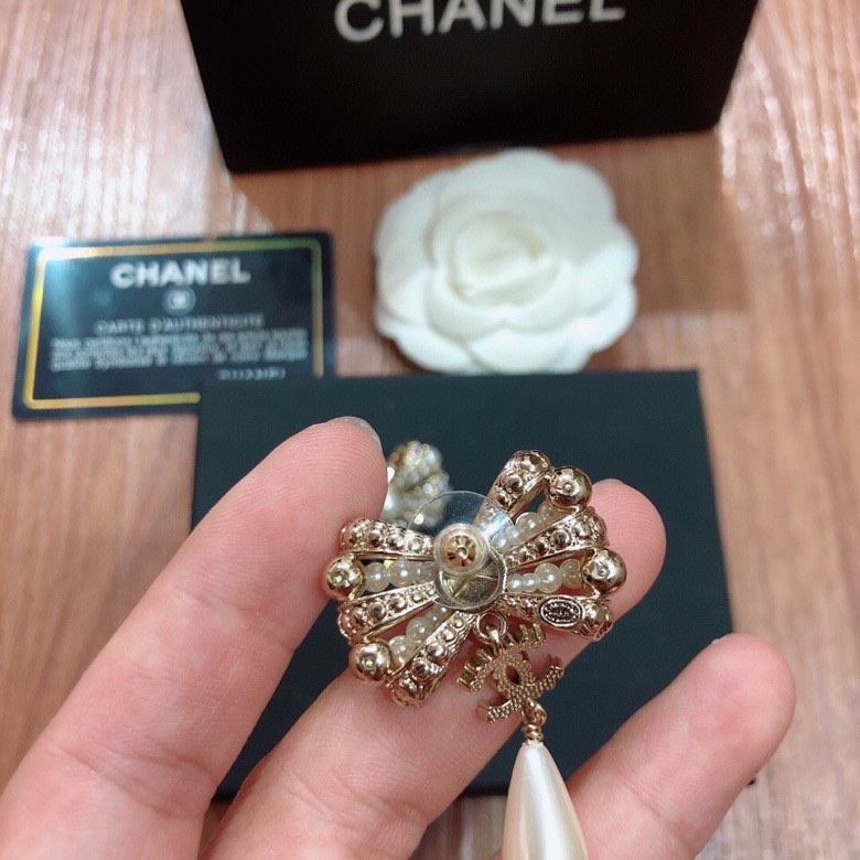 TOP CHANEL Pearl Bow Earrings