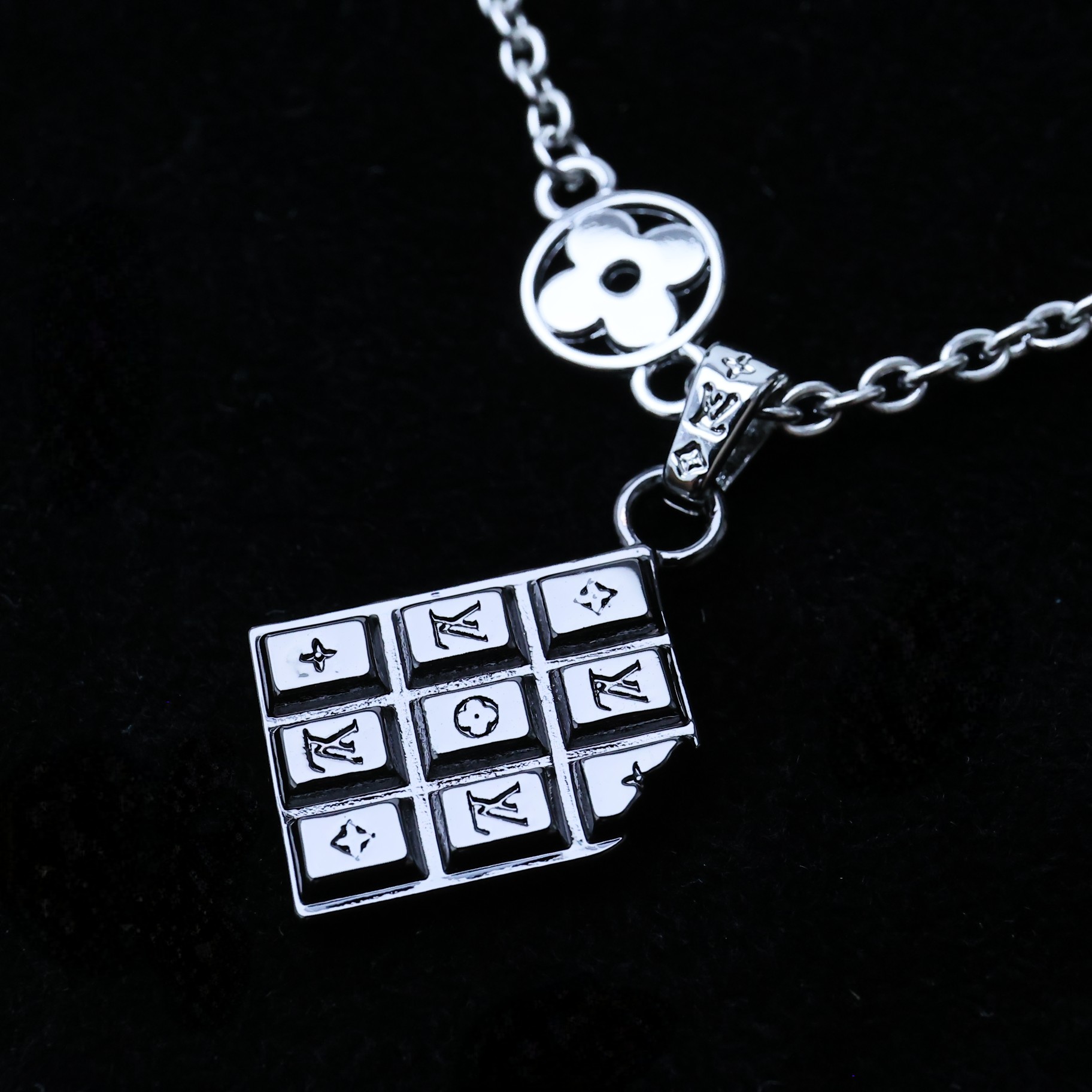 TOP Louis Vuitton LV Chocolate Bar Necklace