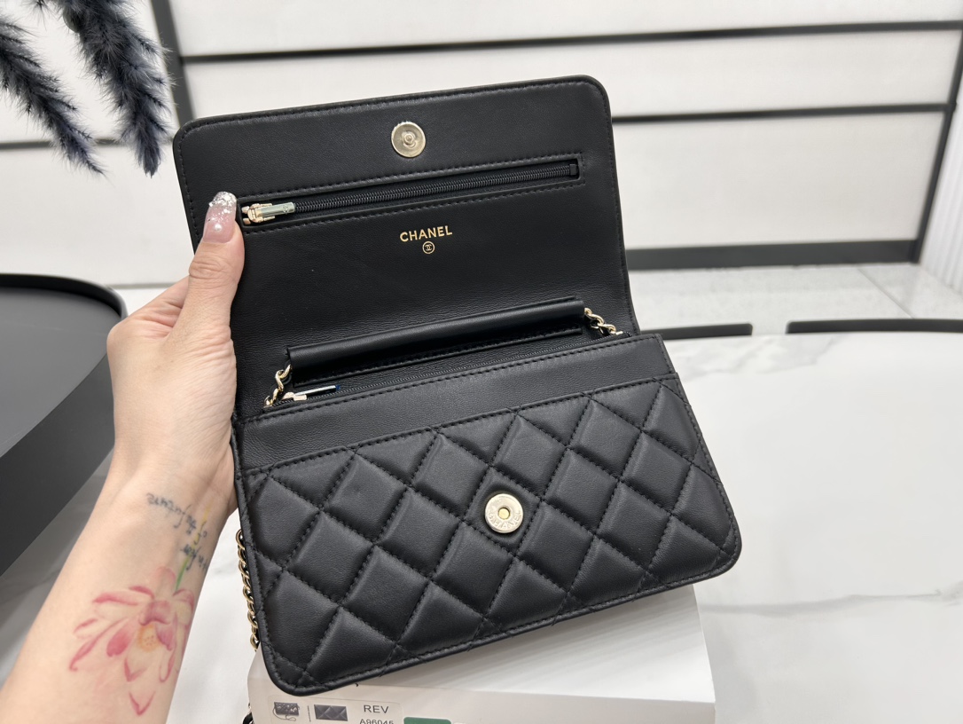 TOP CHANEL 24c Lambskin Leather Badge Woc Crossbody Bag 19cm - Black&GHW