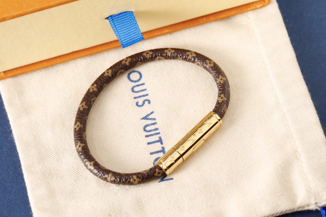 TOP Louis Vuitton LV Classic Monogram Leather with Logo Thin Bracelet - Brown