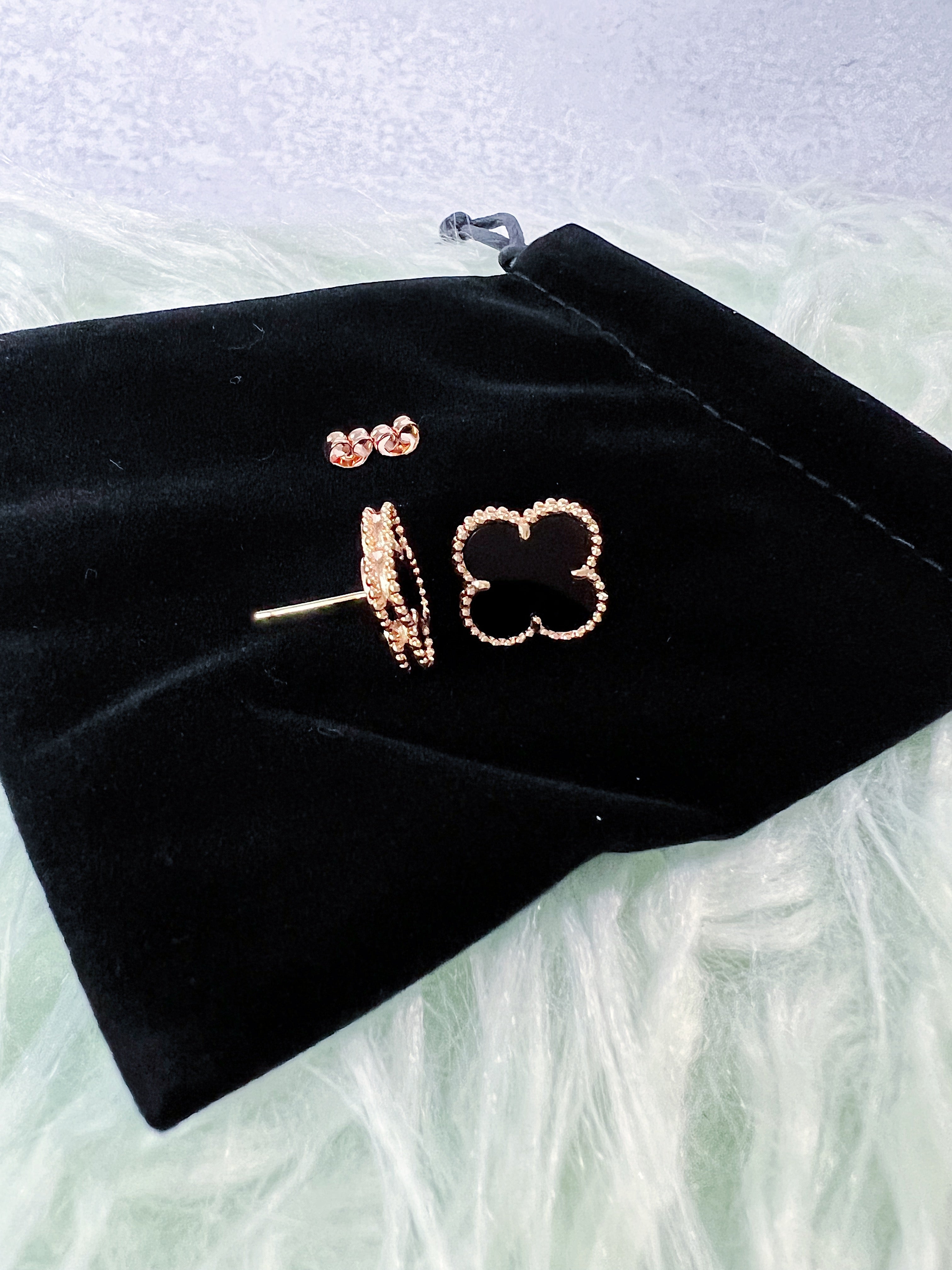 TOP Van Cleef & Arpels VCA 4 Cloverleaf Stud Earrings - Black w Gold