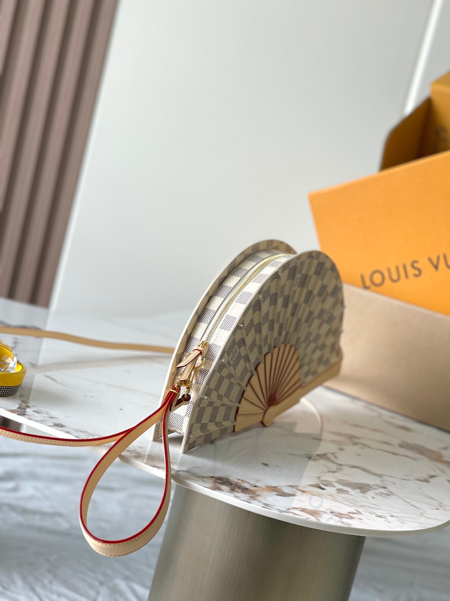 TOP Louis Vuitton LV Monogram Fan Handbag 19*6*37cm - White