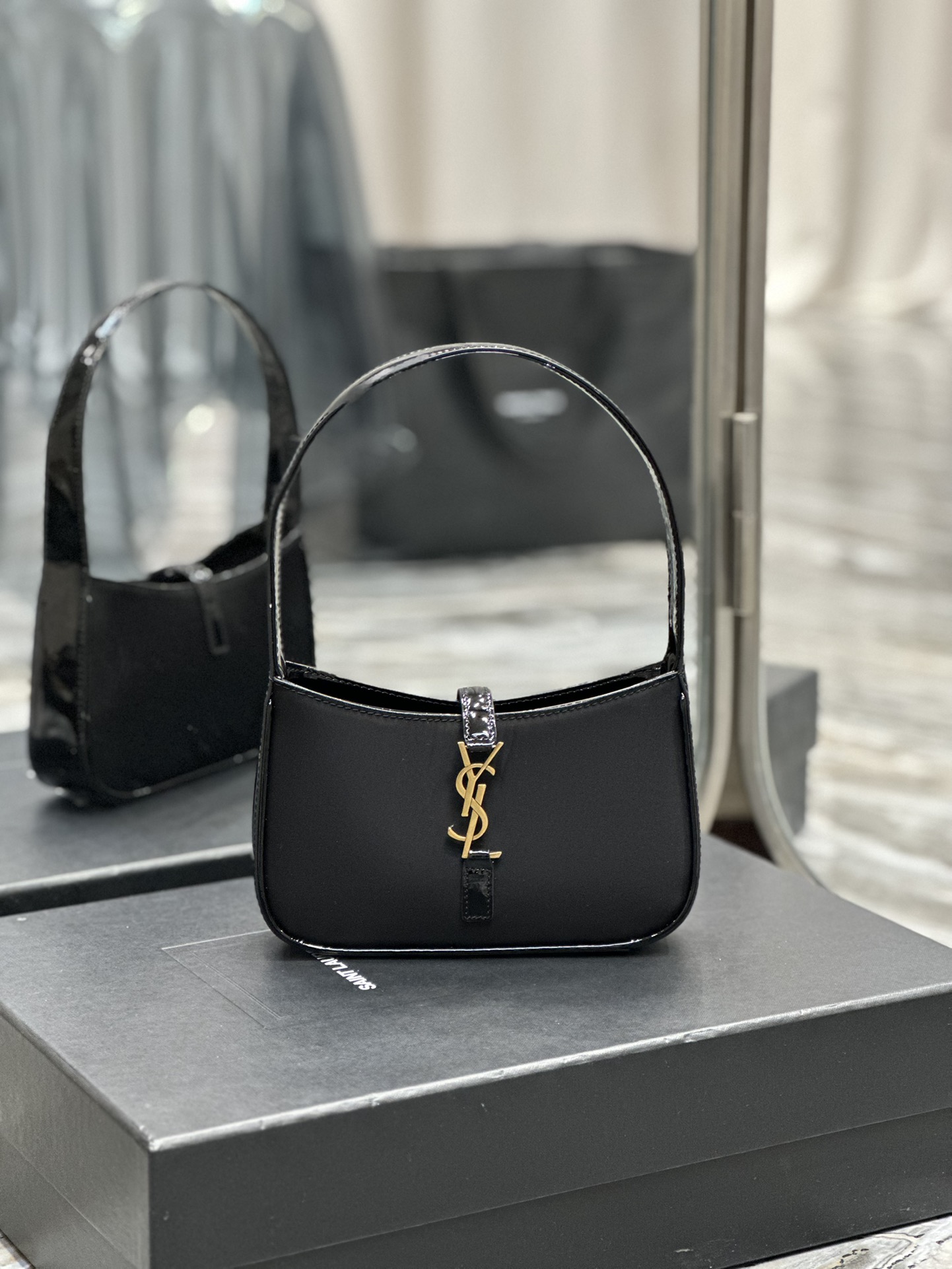 TOP Yves Saint Laurent YSL LE 5A7 Shoulder Bag - Black&GHW