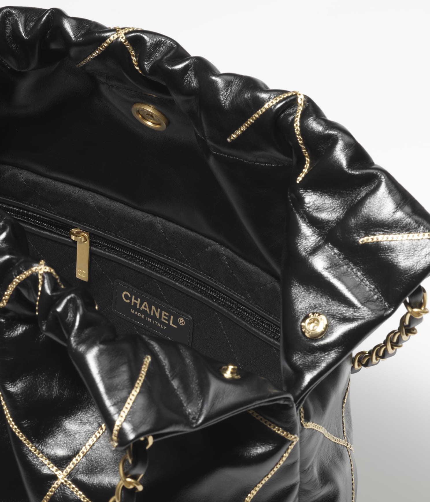 CHANEL 22 HANDBAG Shiny Calfskin & Gold-Tone Metal Black