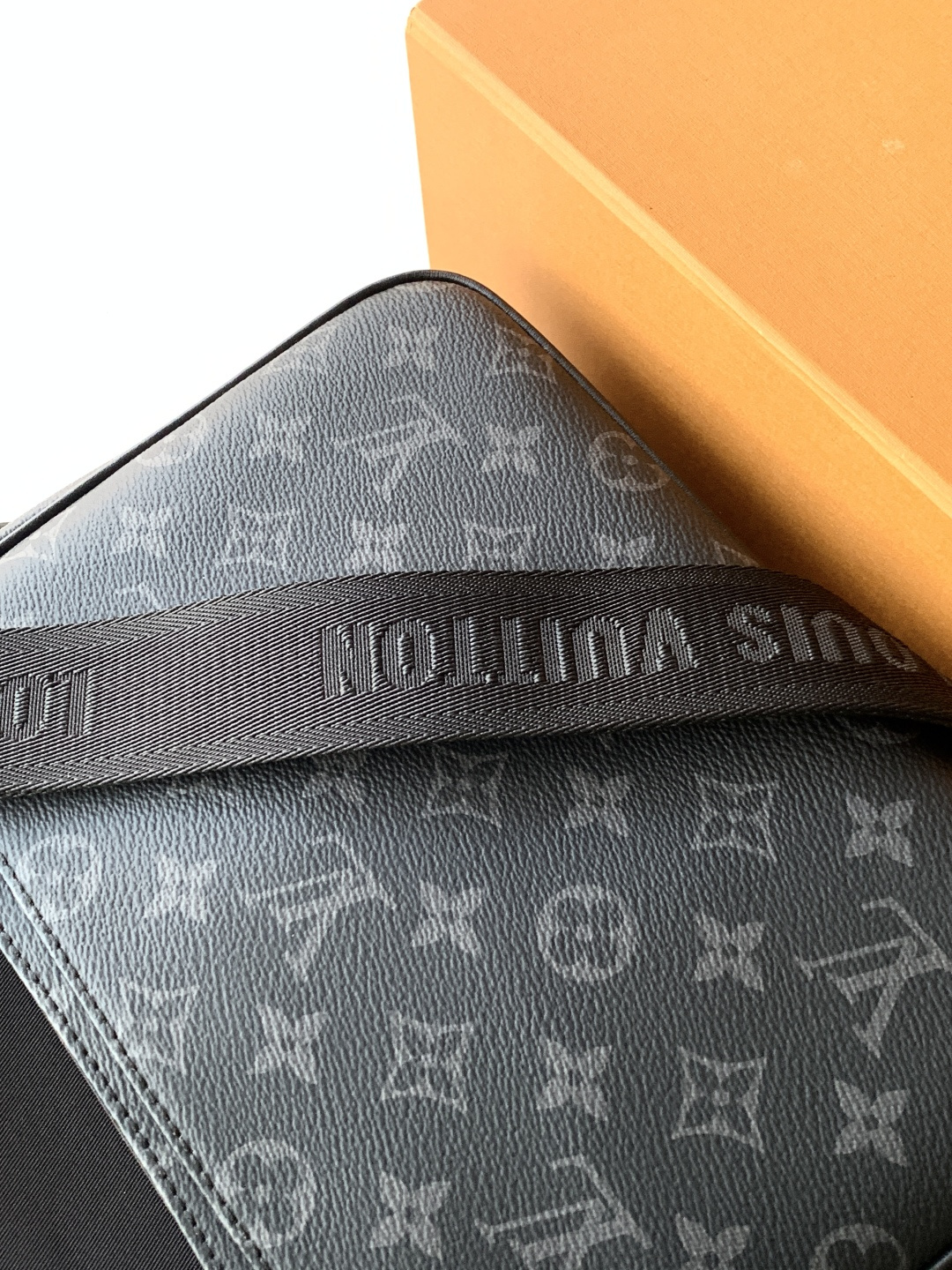 TOP Louis Vuitton LV District Monogram Eclipse Canvas Bag 26x20x7cm - Black