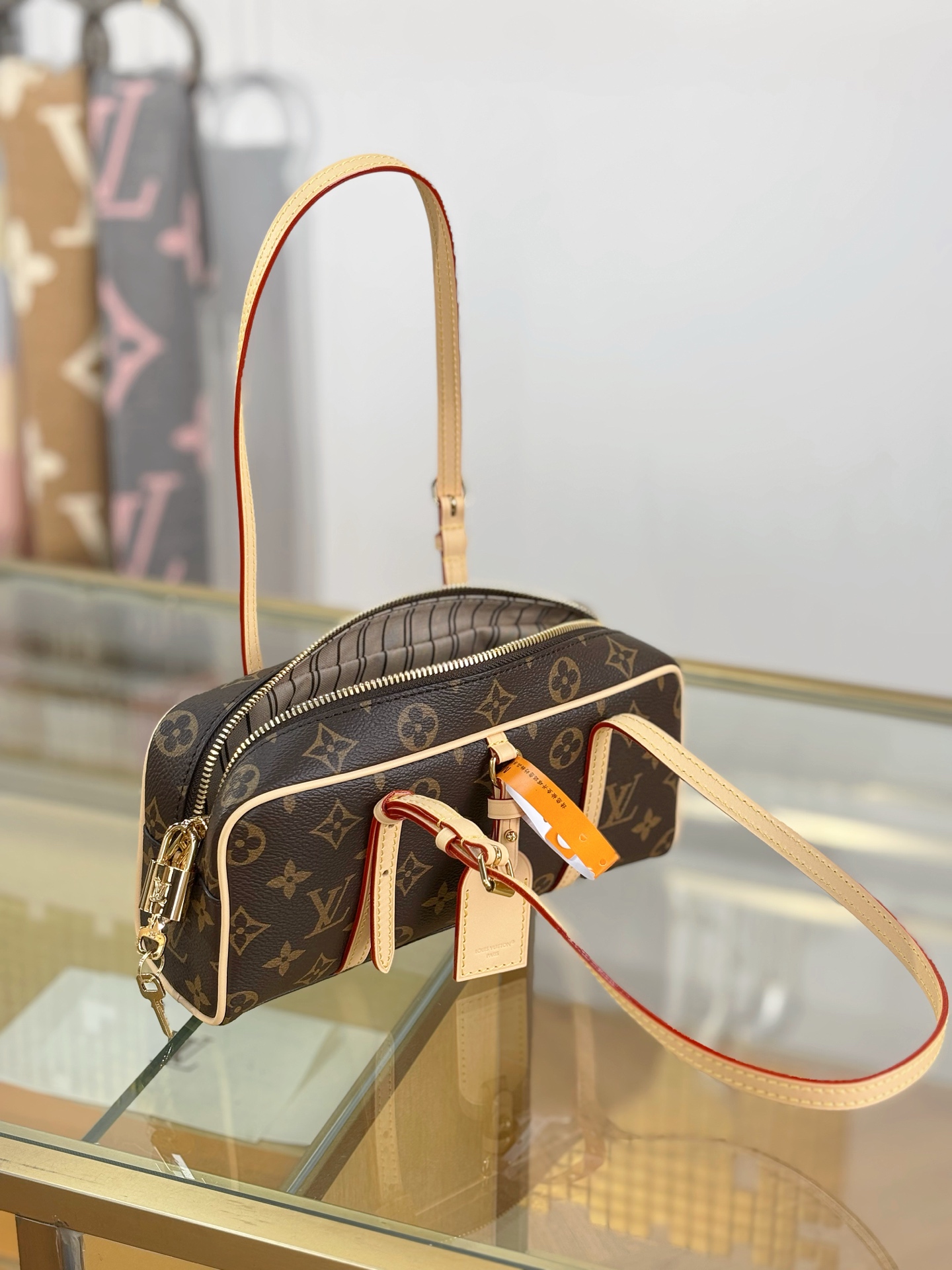 TOP Louis Vuitton LV  HANG ON Bag 26x11.5x6.5cm - Brown