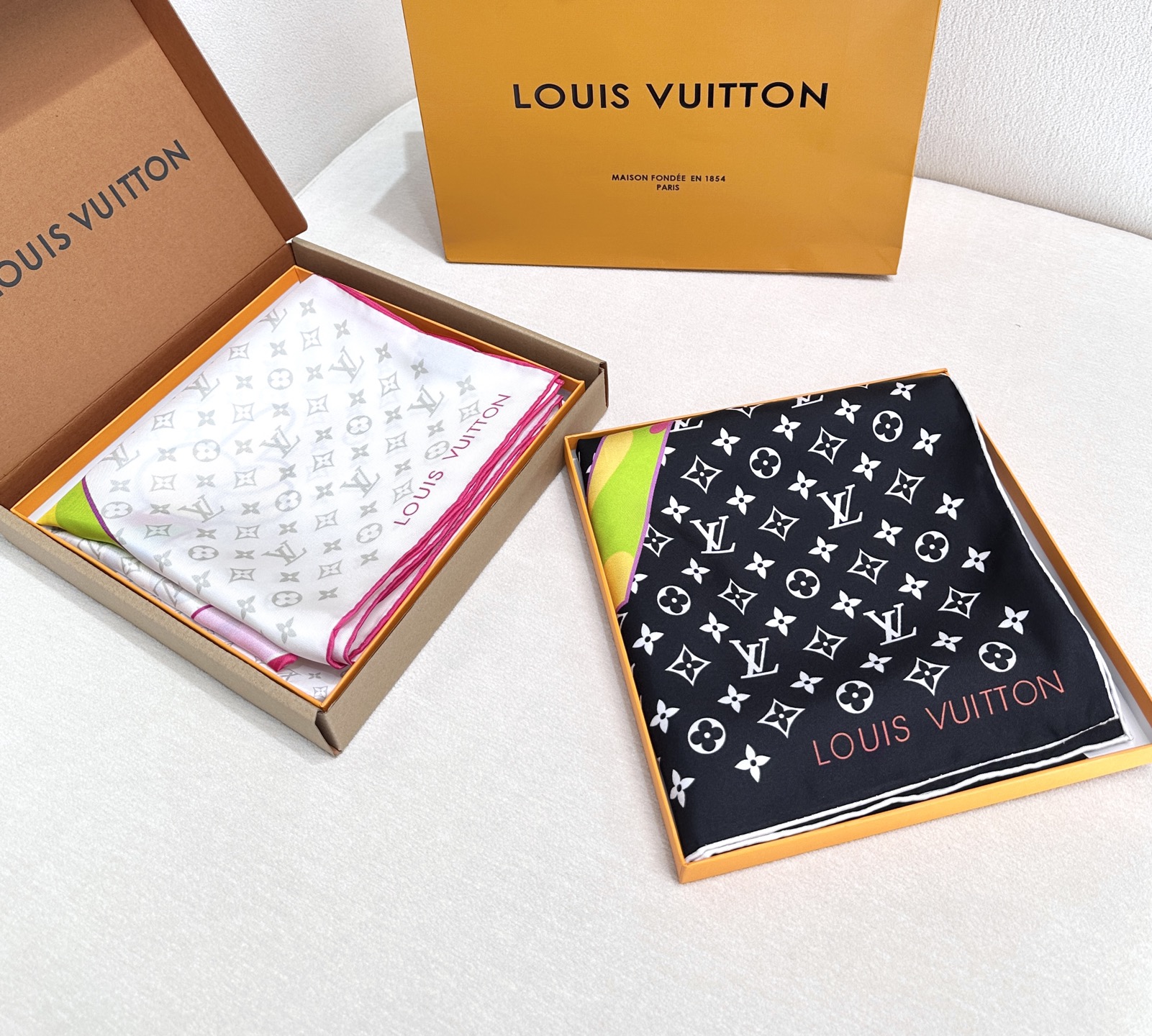 TOP Louis Vuitton LV x TM Monogram Superflat Silk Square Scarf 90 x 90 cm - 2 Colors