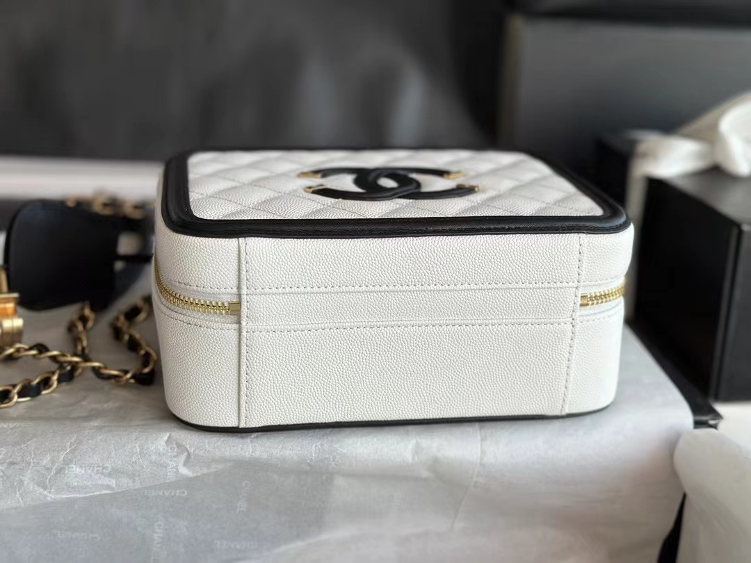 TOP CHANEL Classic Flap Bag w Top Handle Mini Rectangular 21CM- White&Black