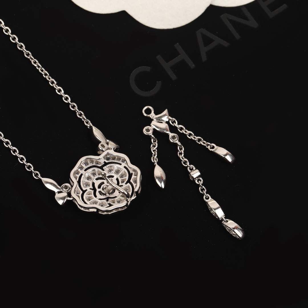 TOP CHANEL Camellia Necklace