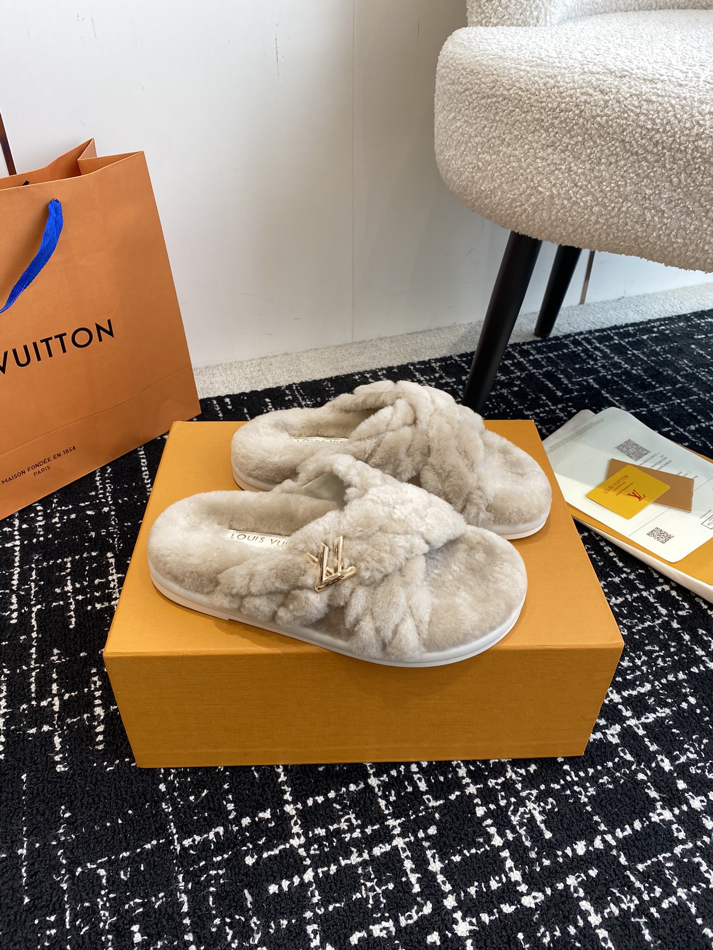 TOP Louis Vuitton LV Wool Slippers with Crossing Straps - 3 Color