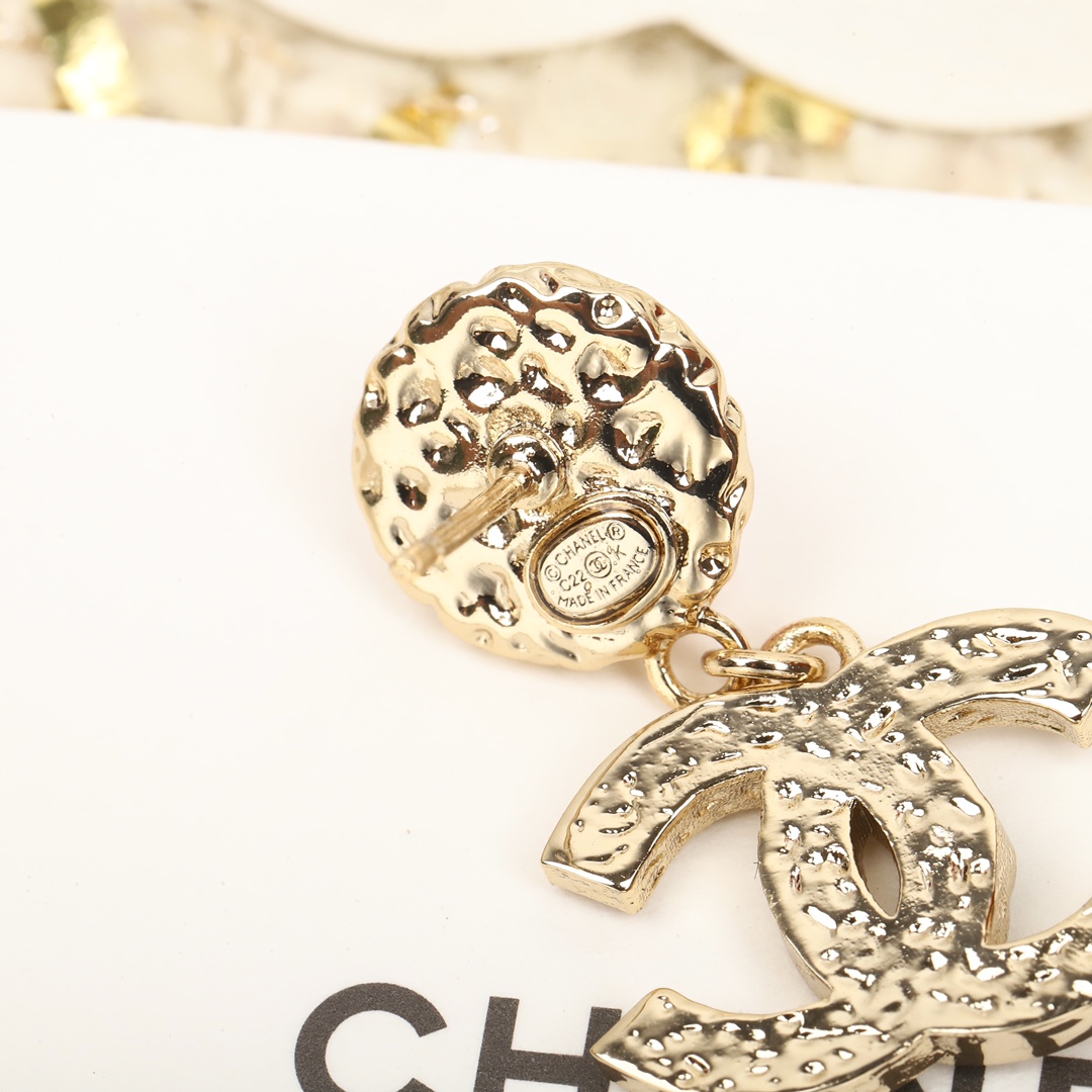 TOP CHANEL Earrings
