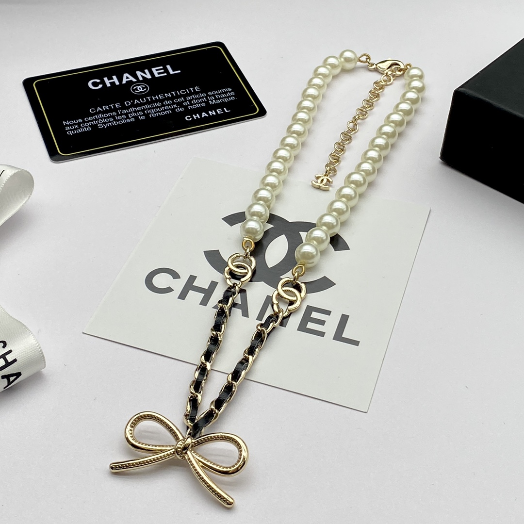 TOP CHANEL Pearl Necklace