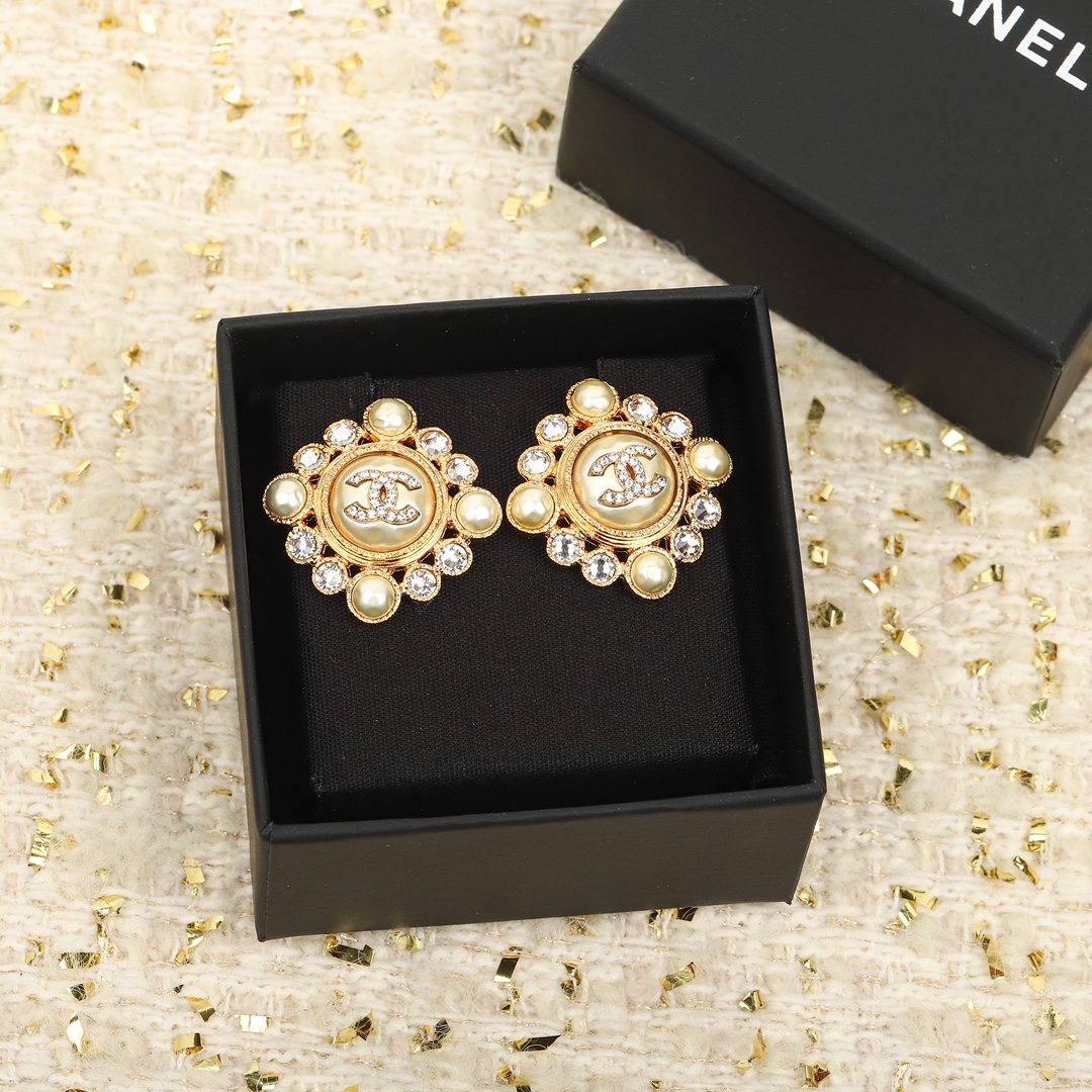 TOP CHANEL Pearl Earrings - Gold
