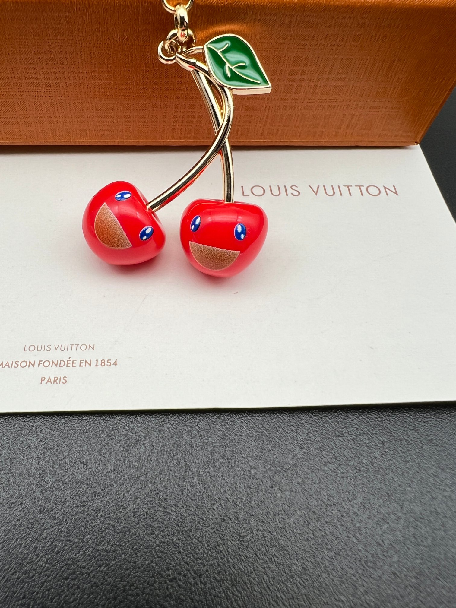 TOP Louis Vuitton LV Cerise Keychain - Gold
