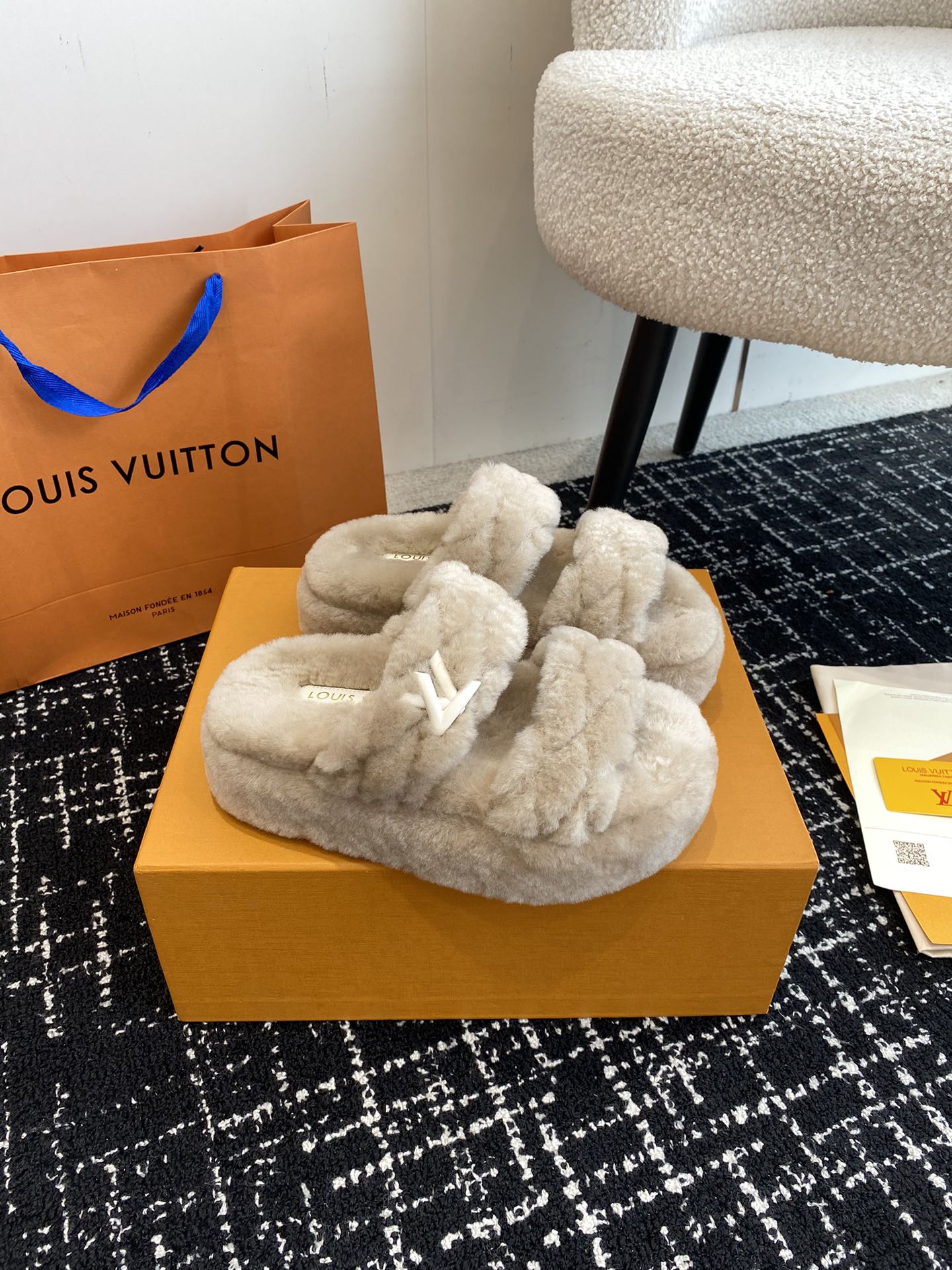 TOP Louis Vuitton LV Thick-soled Wool Slippers with 2 Straps - 3 Color