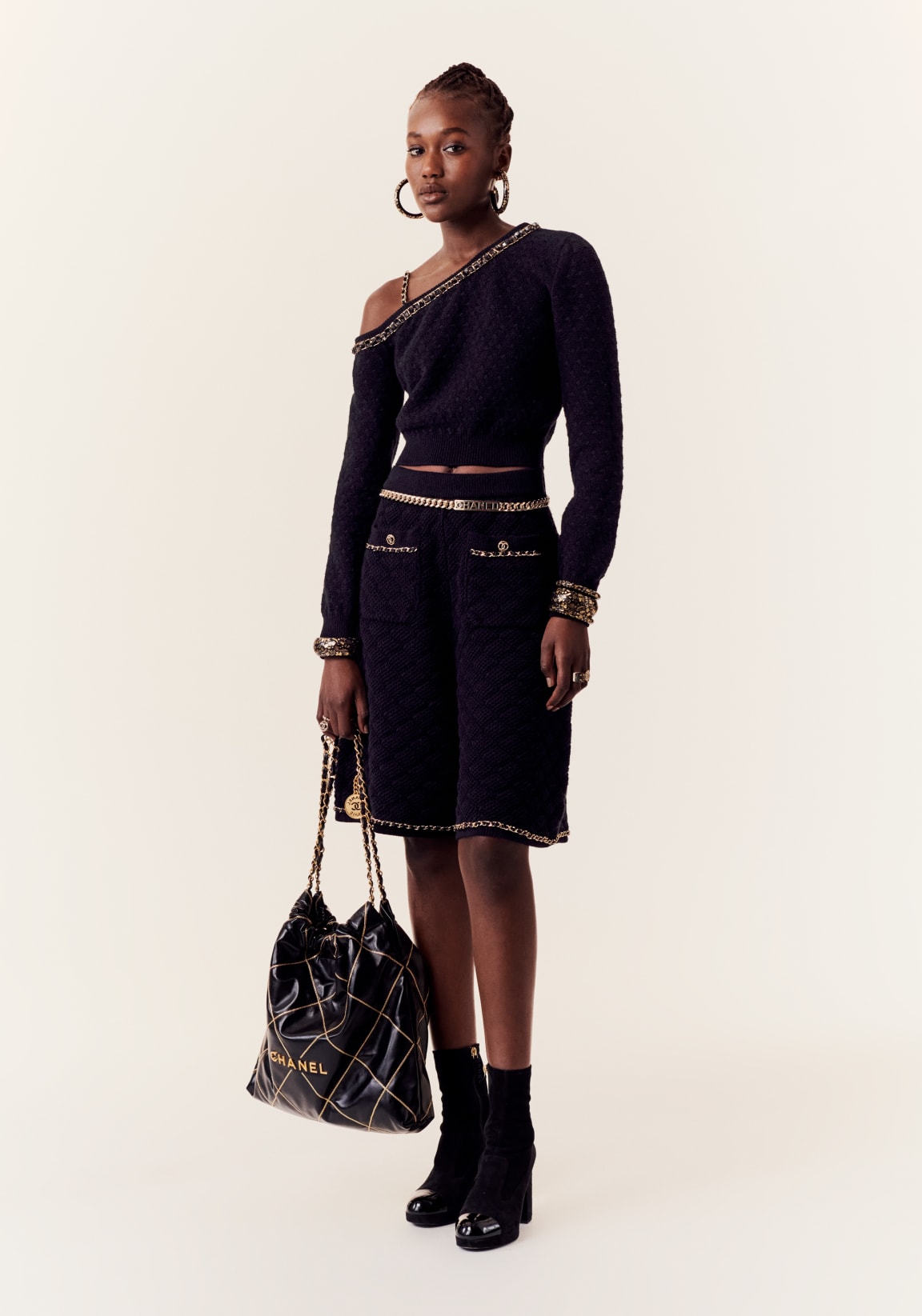 CHANEL 22 HANDBAG Shiny Calfskin & Gold-Tone Metal Black