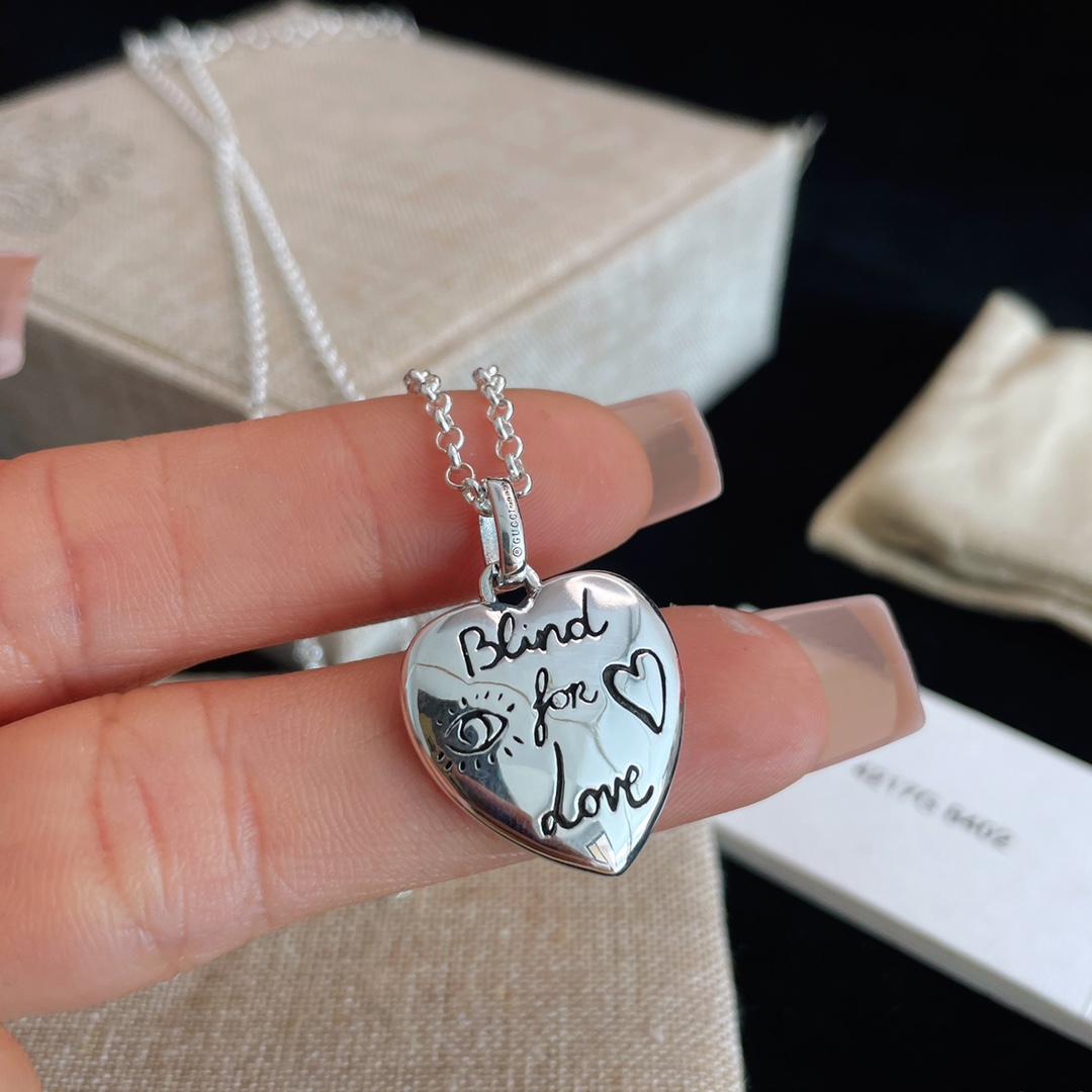 TOP GUCCI Heart Necklace - Silver