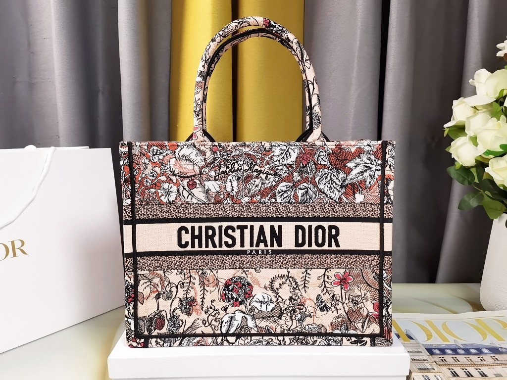 TOP Christian Dior Magic Garden Embroidery Tote Bags 26.5CM/36.5CM - 2 Sizes