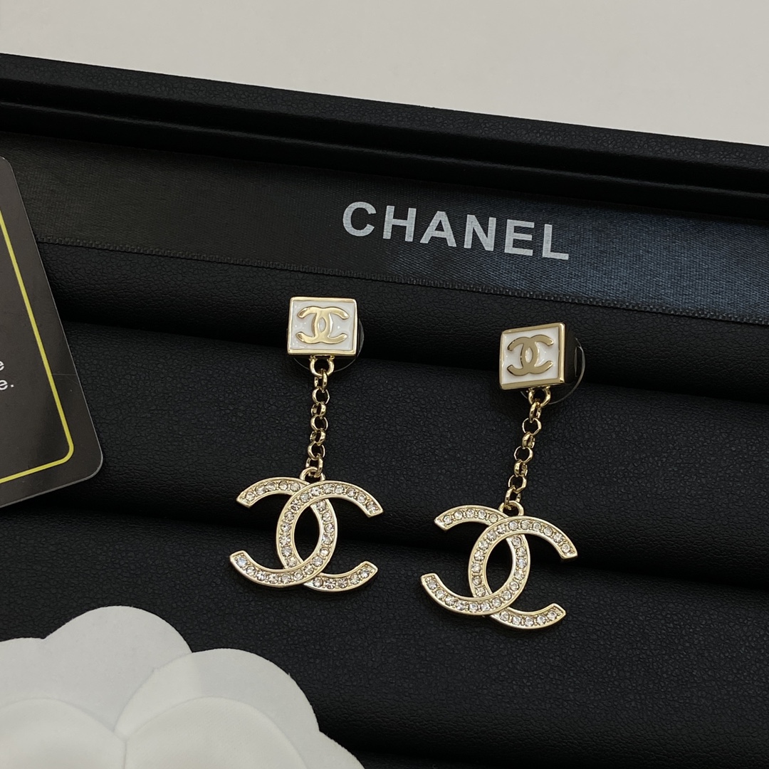 TOP CHANEL Pedant CC Earrings