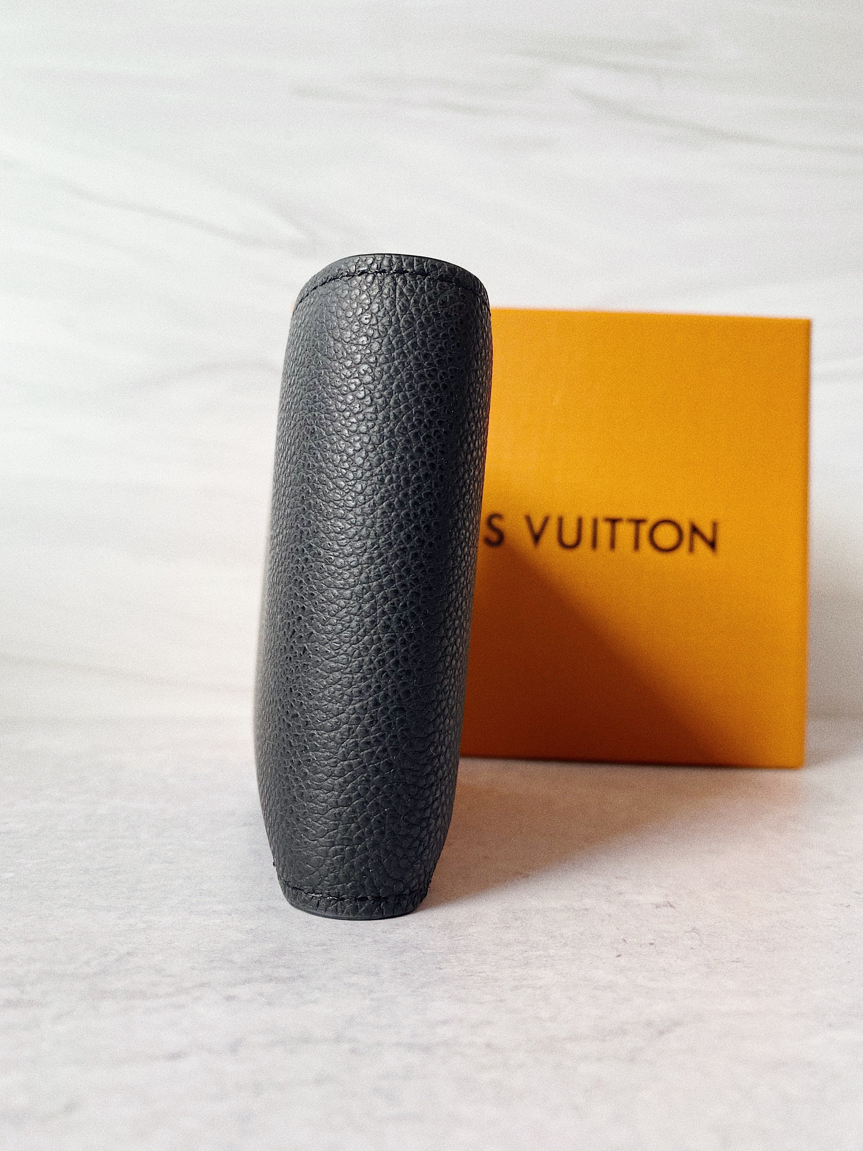 TOP Louis Vuitton LV L*V Plain Leather Logo Folding Men Wallet - Black