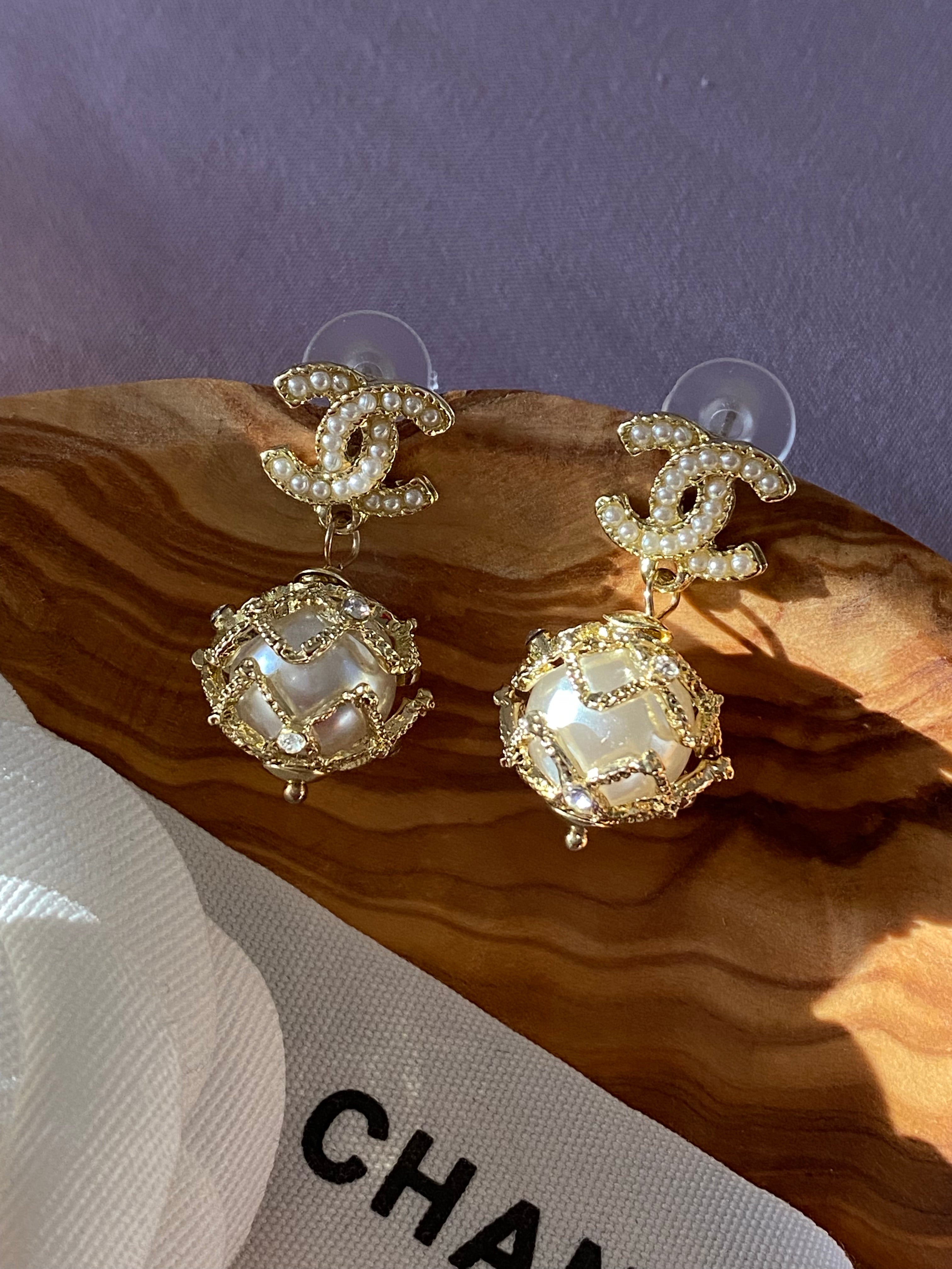 TOP CHANEL Dangle Pearl Earrings