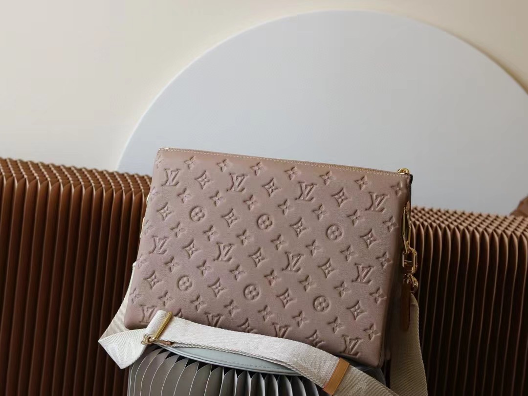 TOP Louis Vuitton LV  Coussin 34x24x12 cm - Taupe Lamb