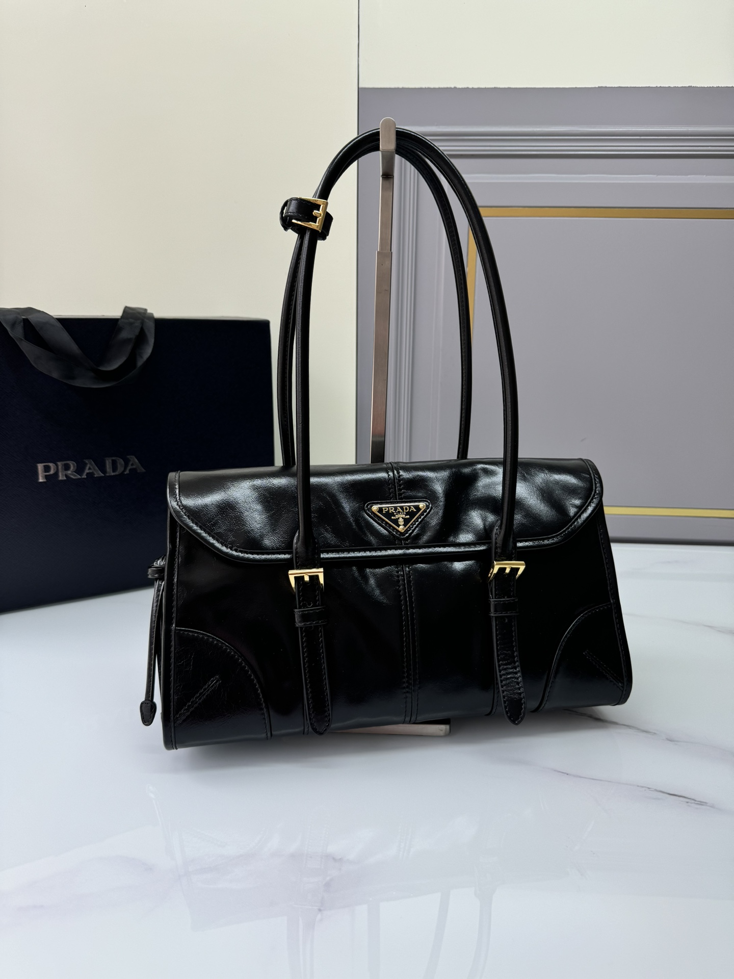 Top PRADA Oil Wax Leather Bag 31x15x12cm - Black