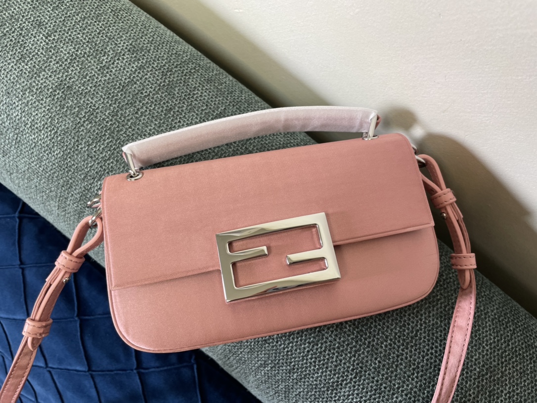 TOP FENDI Baguette Phone Pouch Bag 19x14x4 CM- 2 Colors