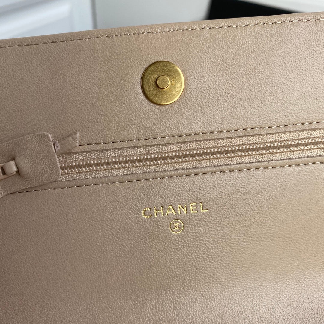 TOP CHANEL 19 WOC Bag - Beige