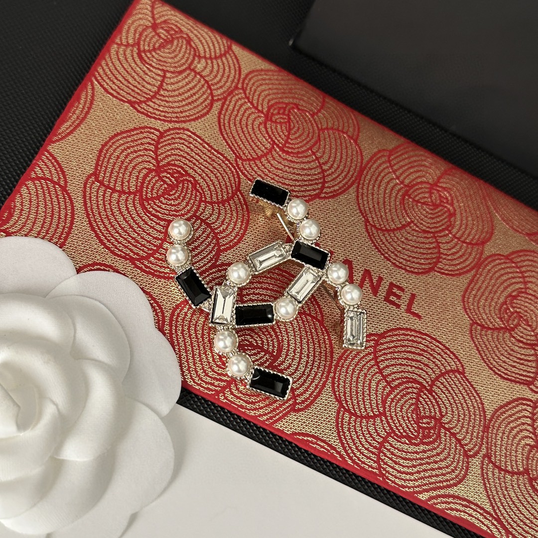 TOP CHANEL Pearl Brooch