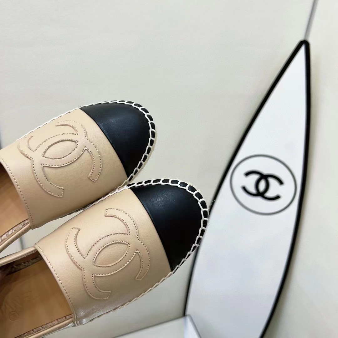 TOP CHANEL Flat Shoes - beige