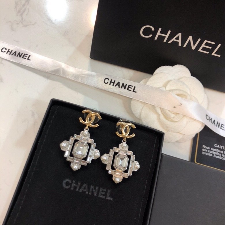 TOP CHANEL Classic Zircon Stud Earrings