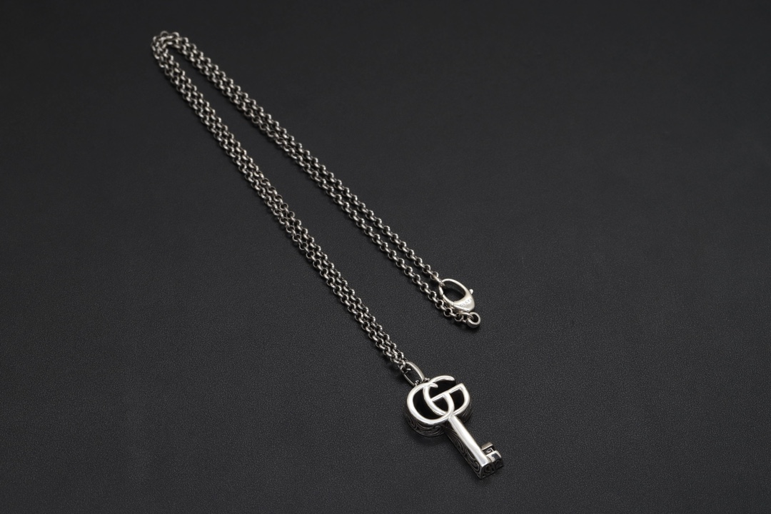 TOP GUCCI GG Key Necklace
