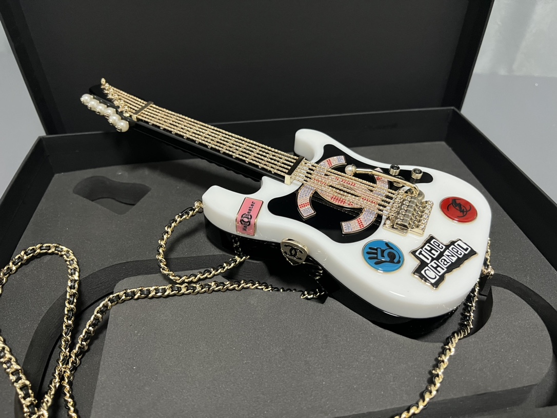 TOP CHANEL Guitar Minaudiere 10×28×3.5cm