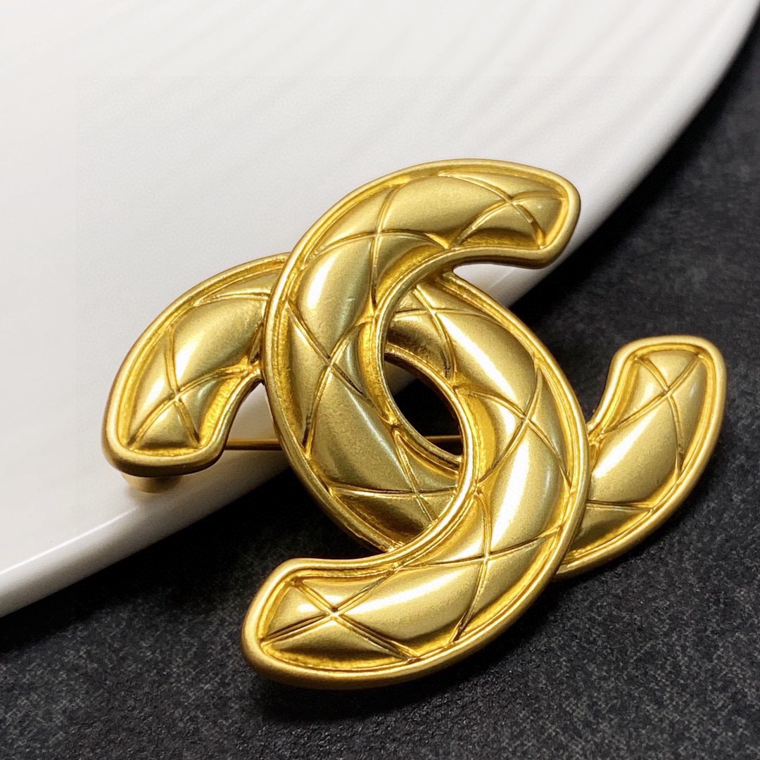 TOP CHANEL Gold Retro Style Brooch
