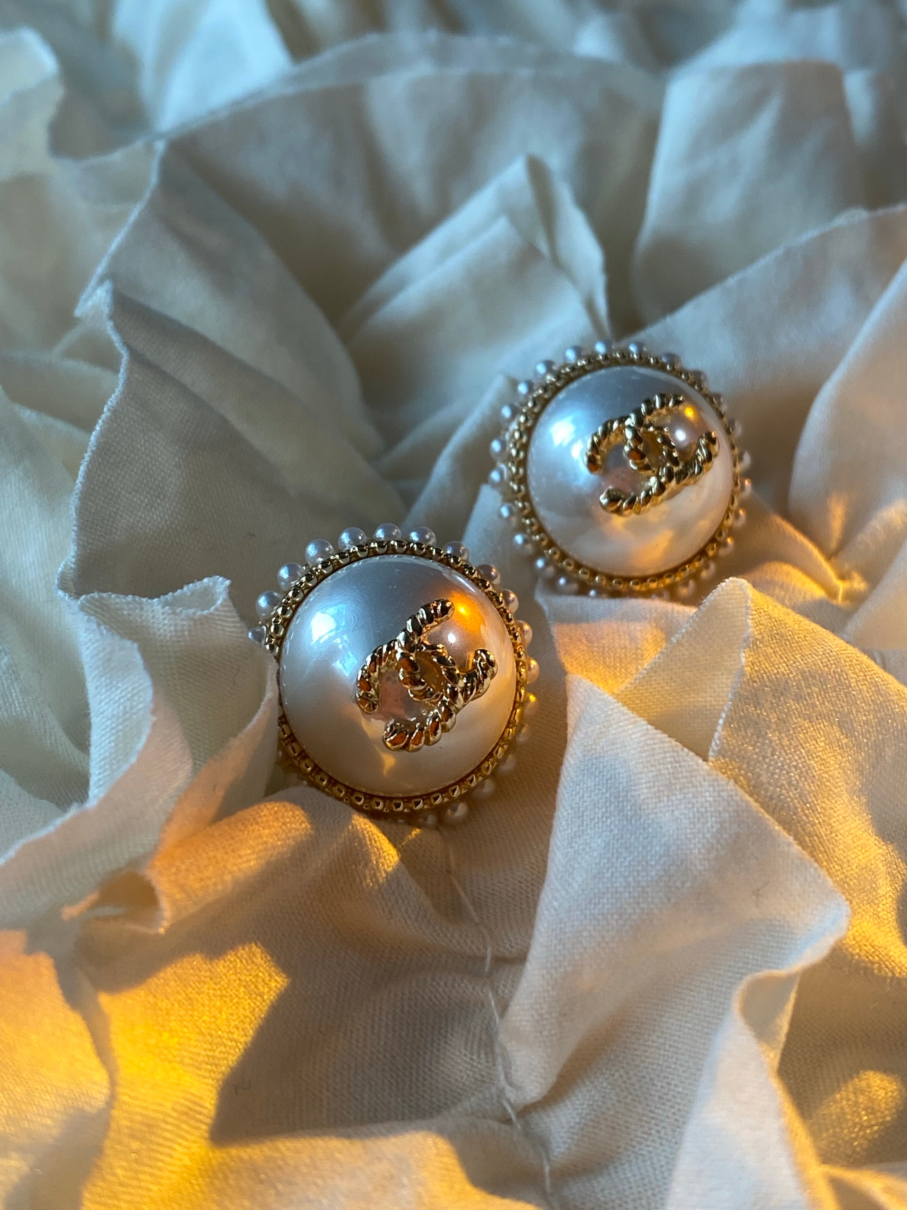 TOP CHANEL Stud Pearl Earrings