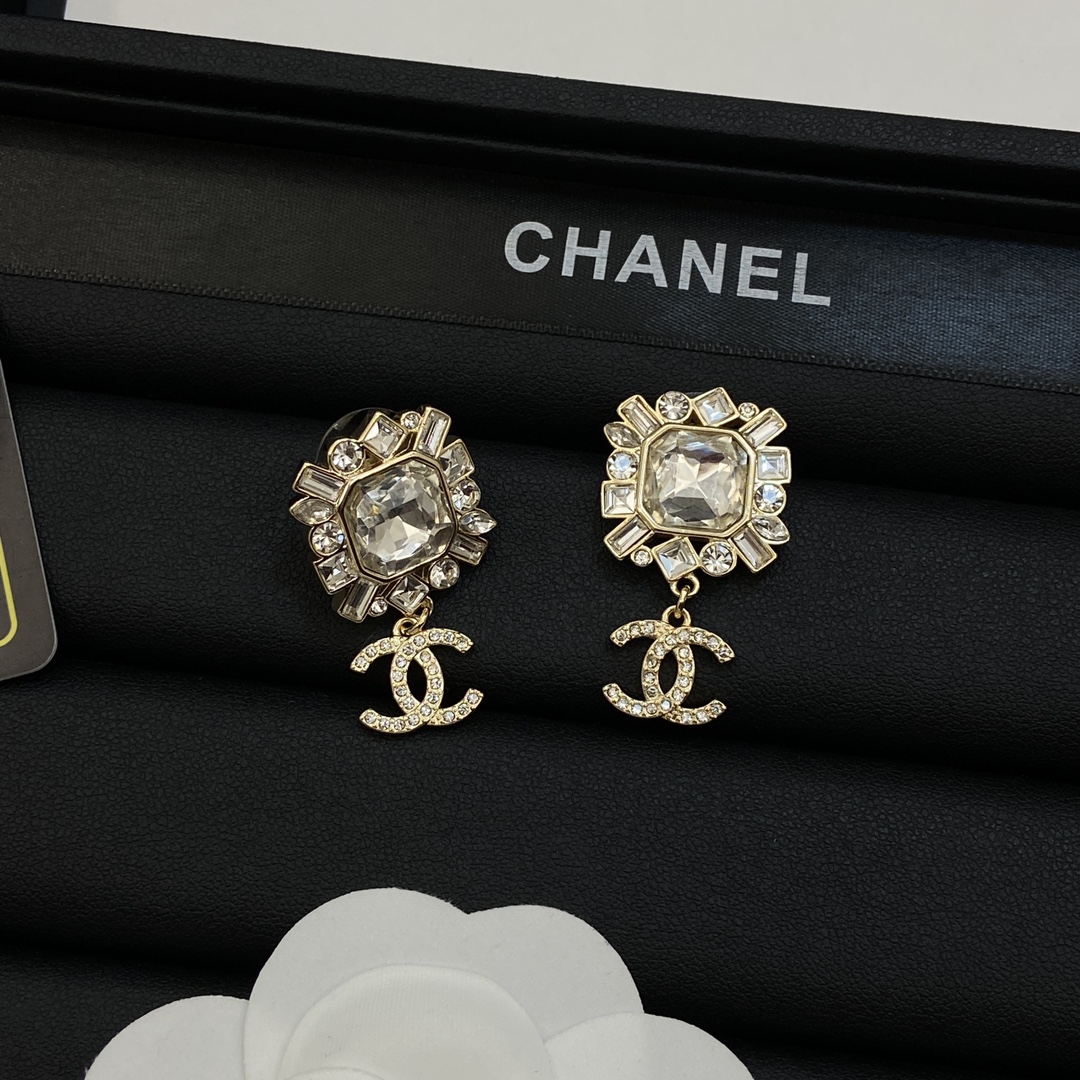 TOP CHANEL CC Heart Earrings