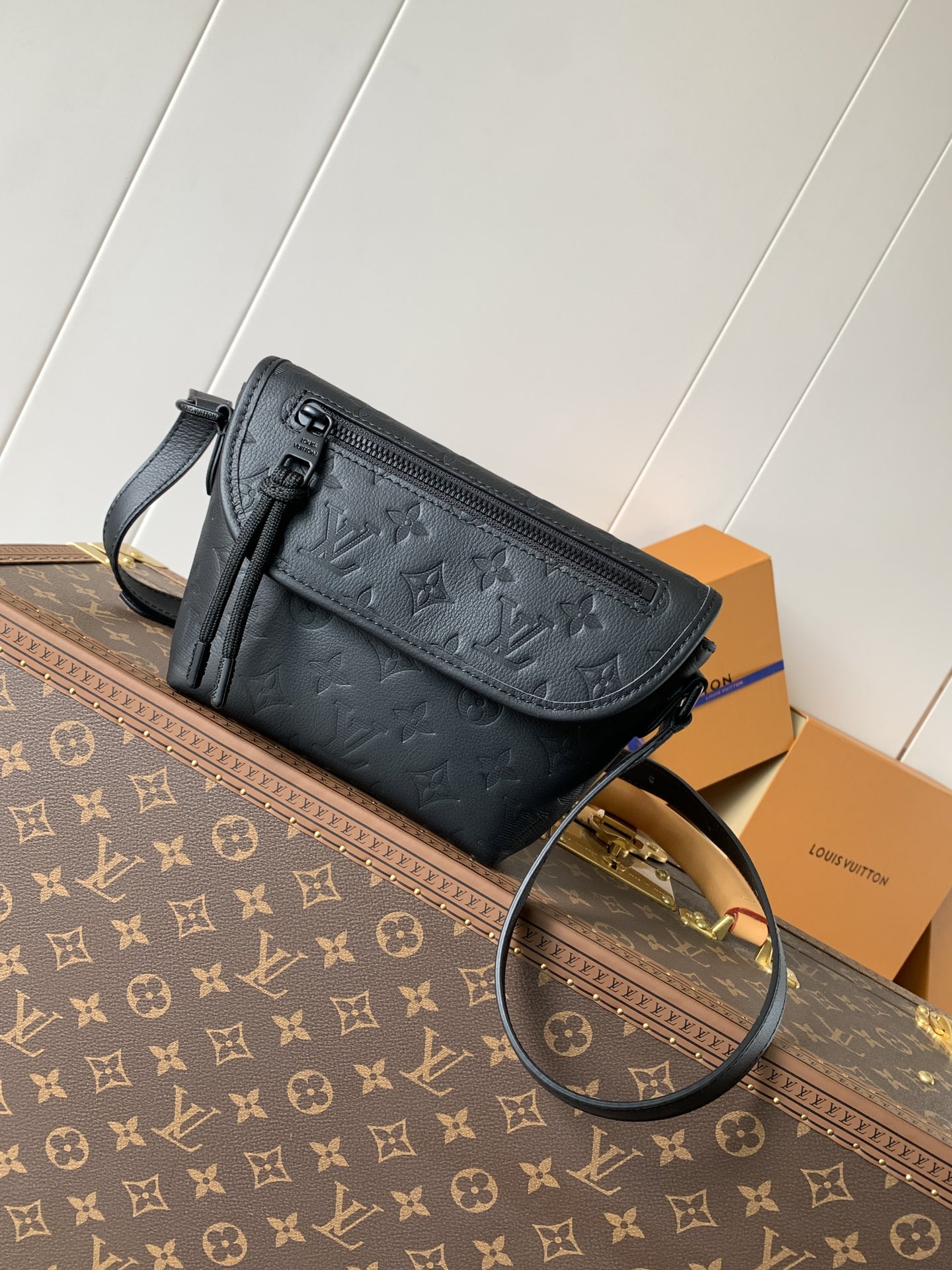 TOP Louis Vuitton LV Pulse Monogram Shadow Handbag 22x16x5cm/26x17x11cm - Black