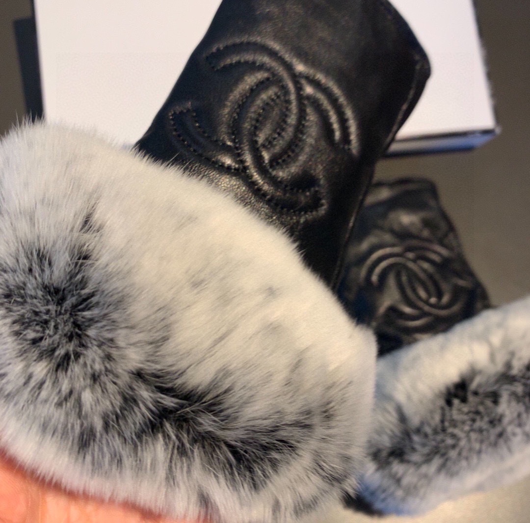 TOP CHANEL Gloves - Black