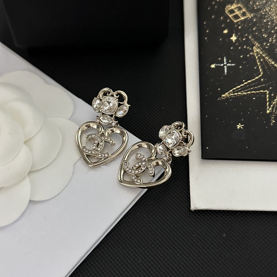 TOP CHANEL Double C Heart Earrings - Silver