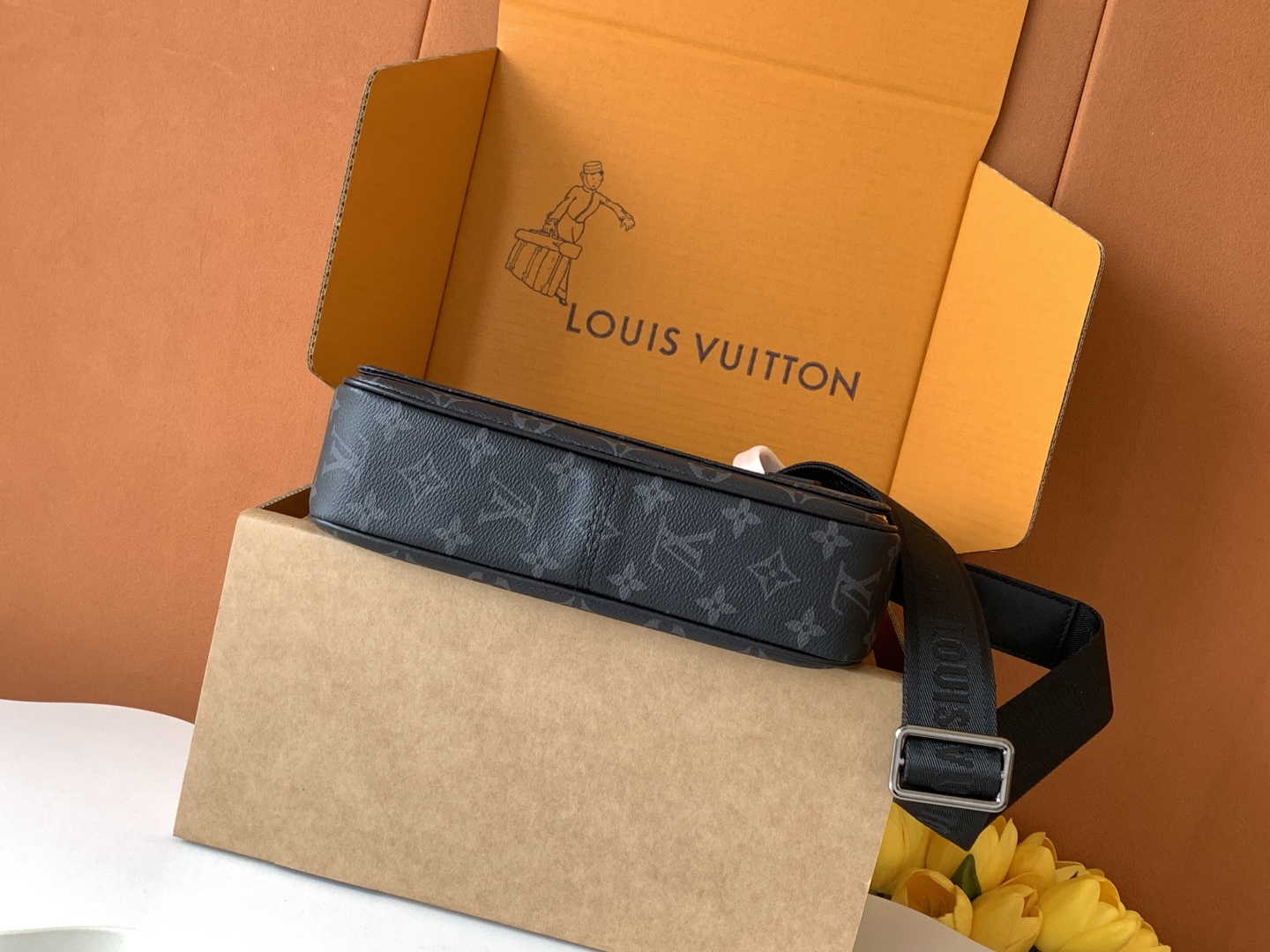 TOP Louis Vuitton LV District Monogram Eclipse Canvas Bag 26x20x7cm - Black