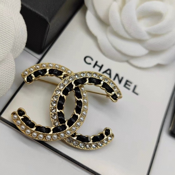TOP CHANEL New Leather And Pearl Studded Brooch