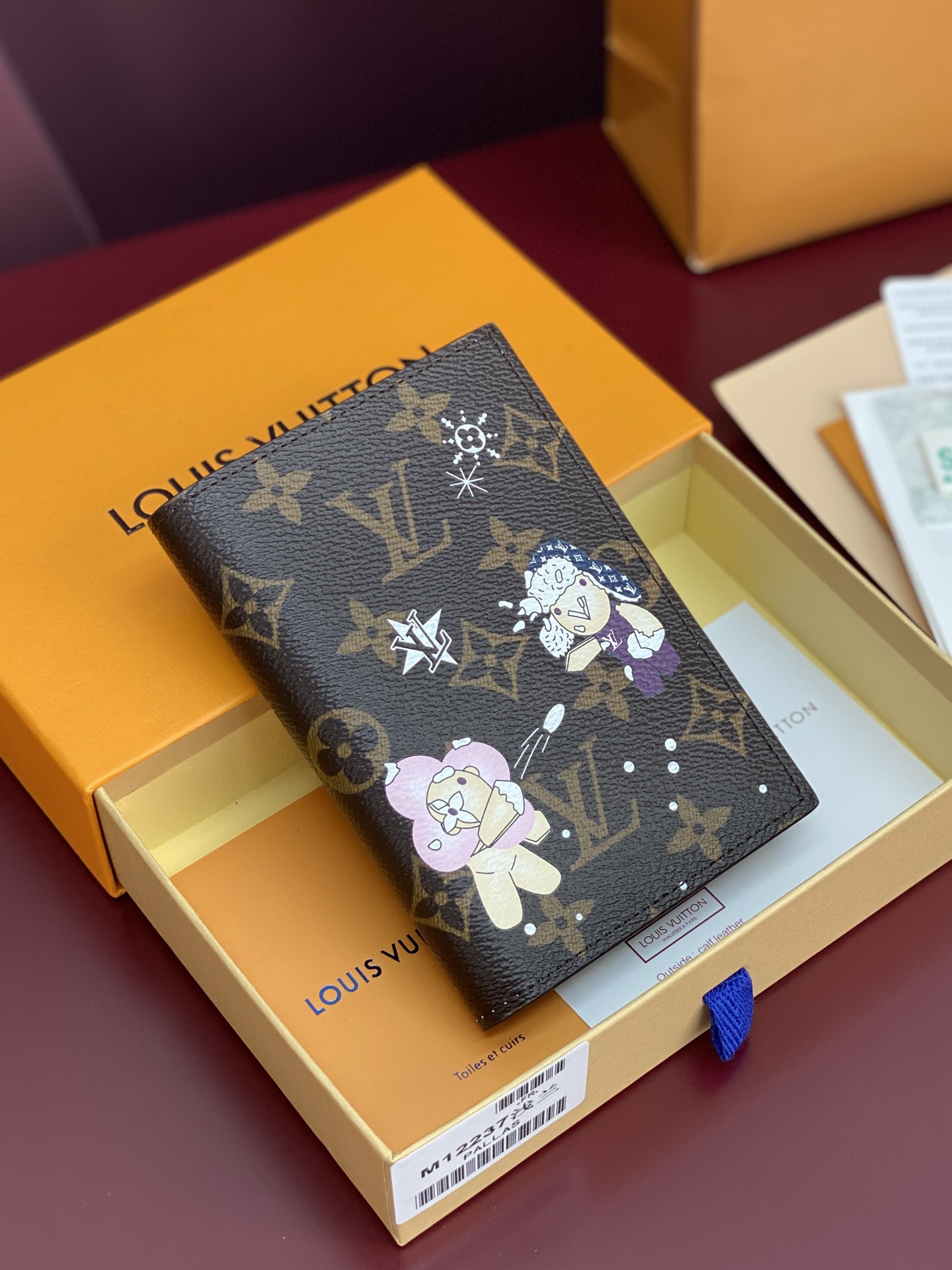 TOP Louis Vuitton LV Snow Show Series Passport Holder with Vivienne Pattern Calfskin 14x2.5x10cm - Brown/Blue