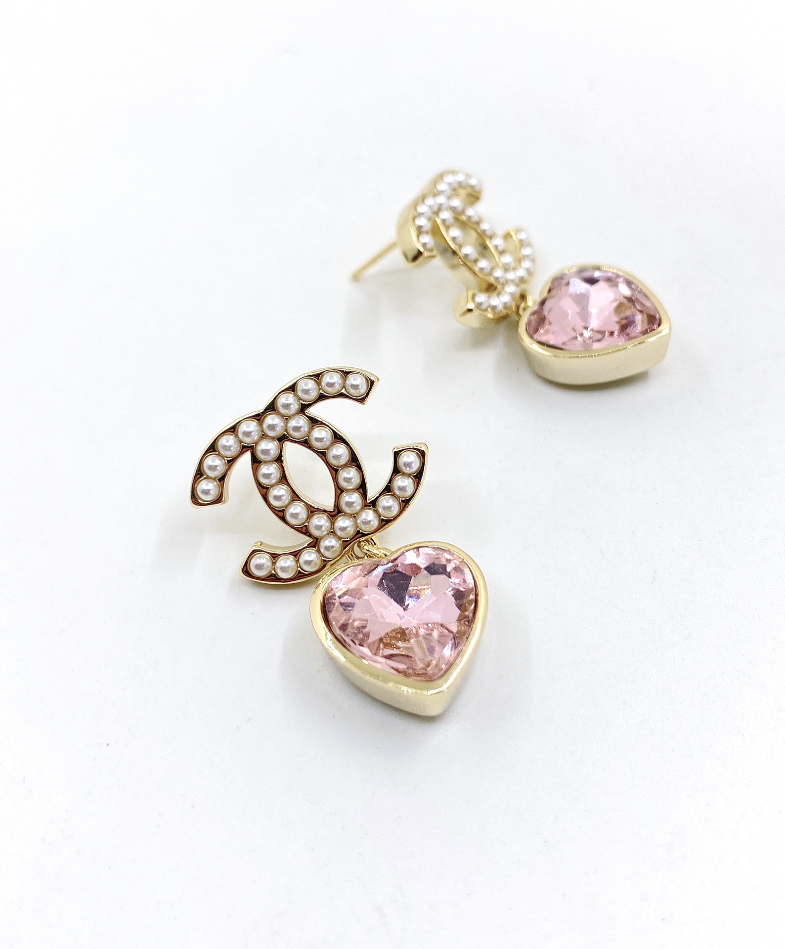 TOP CHANEL Pink Love Pearl Earrings