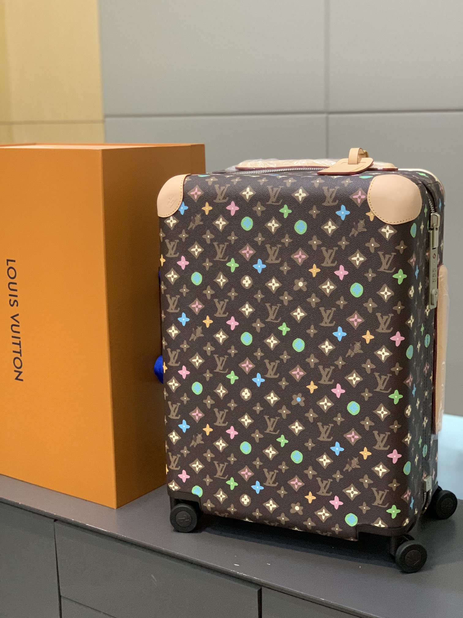 TOP Louis Vuitton LV Rolling Luggage Horizon 38.0 x 55.0 x 21.0 cm - 2 Colours