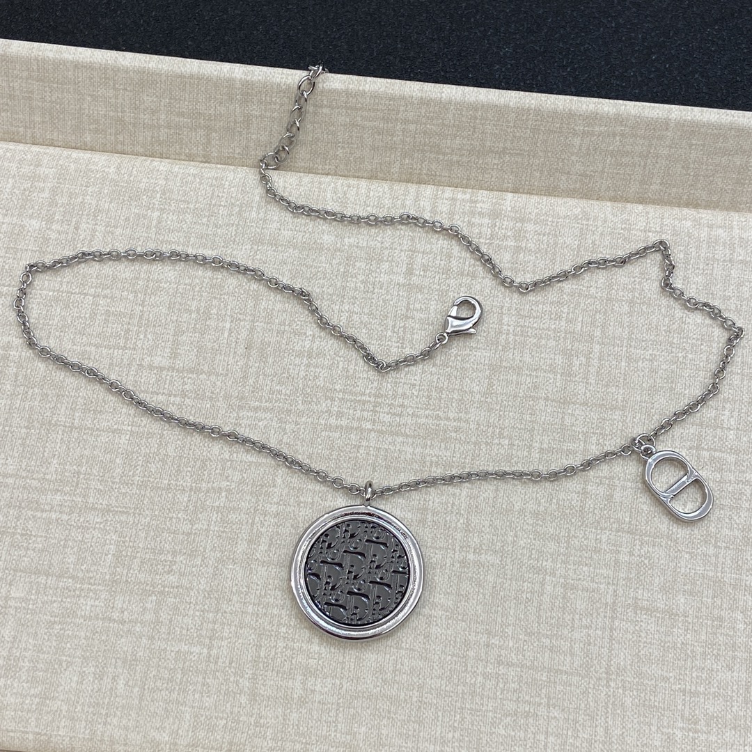 TOP Christian Dior Necklace with Circle Pendant - Silver