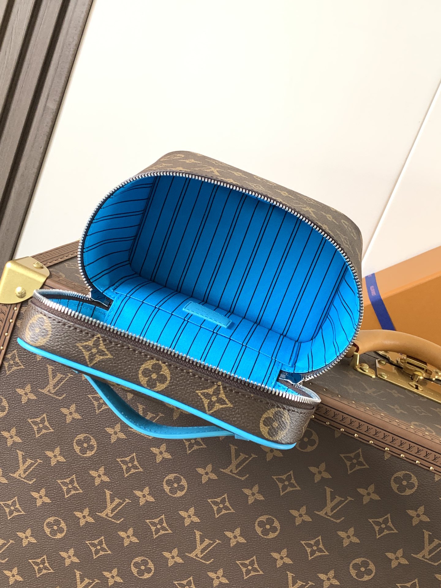 TOP Louis Vuitton LV Nice Mini Toiletry Pouch  13.5 x 12 x 20cm - 3 Colour