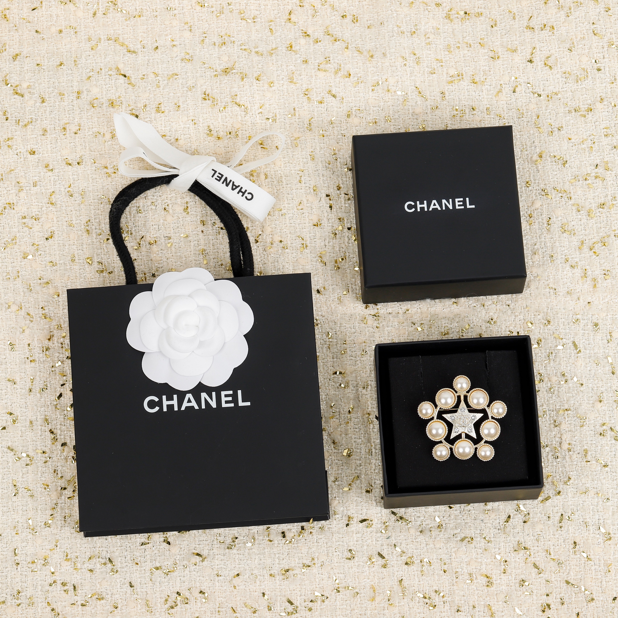 TOP CHANEL Pearl Brooch - Gold