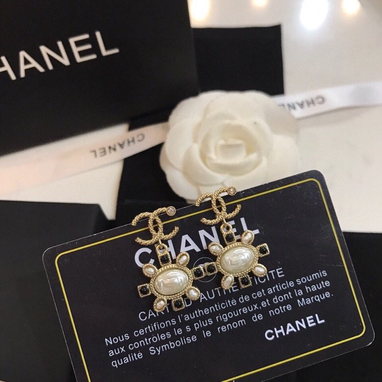 TOP CHANEL Double C Pearl Earrings