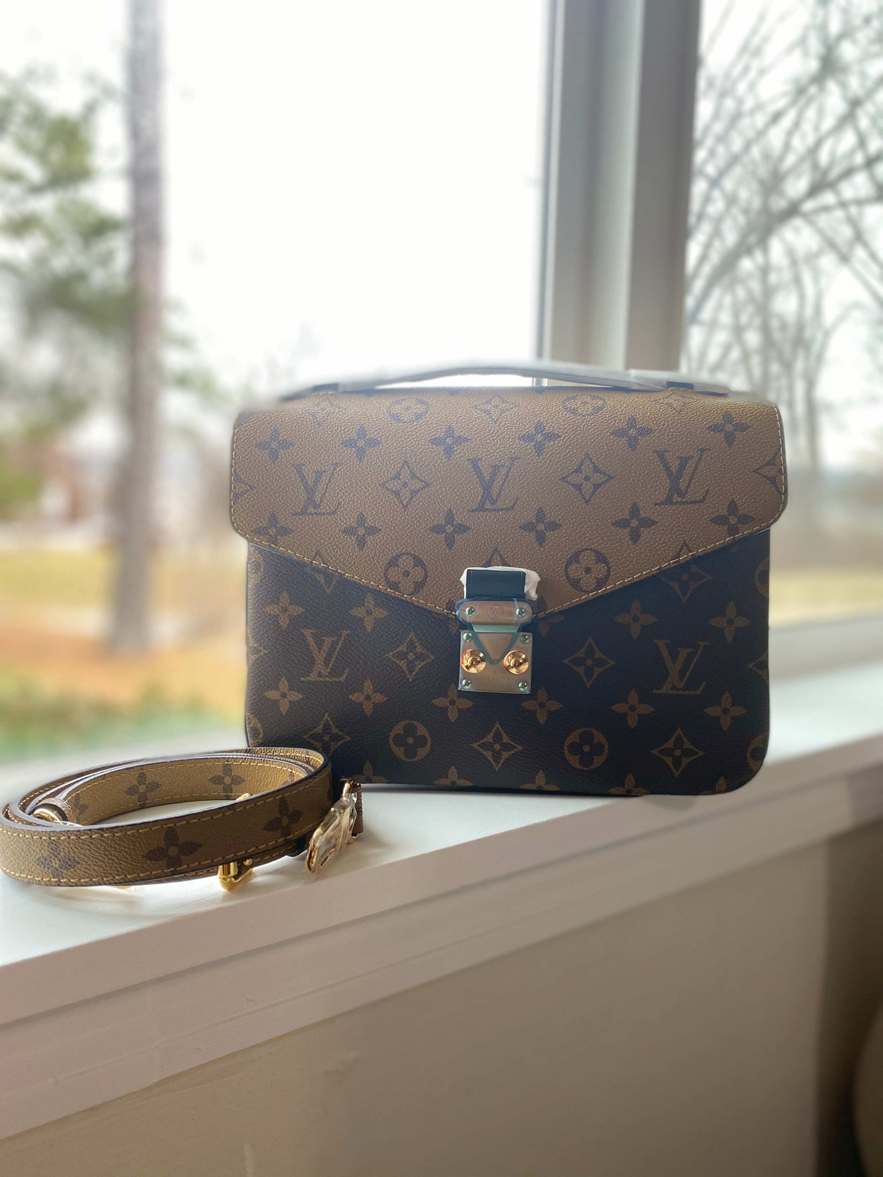 TOP Louis Vuitton LV Pochette Metis Reverse Monogram Canvas Bag 25X19X7cm